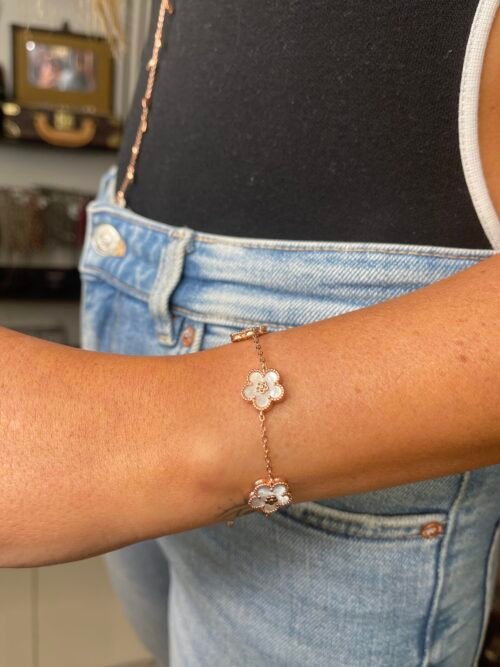 Alternative view of צמיד 3 תלתן פנינה עם פרחים