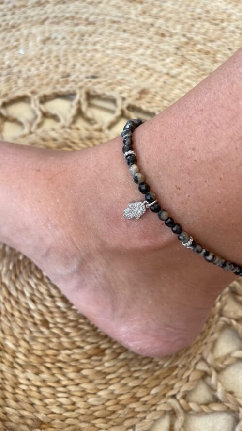 Alternative view of צמיד רגל חרוזים שחורים בשילוב חמסה