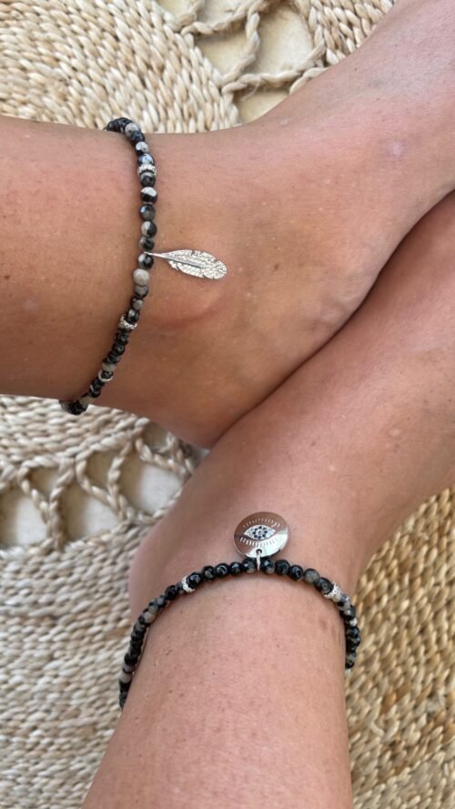 Alternative view of צמיד רגל חרוזים שחורים בשילוב נוצה