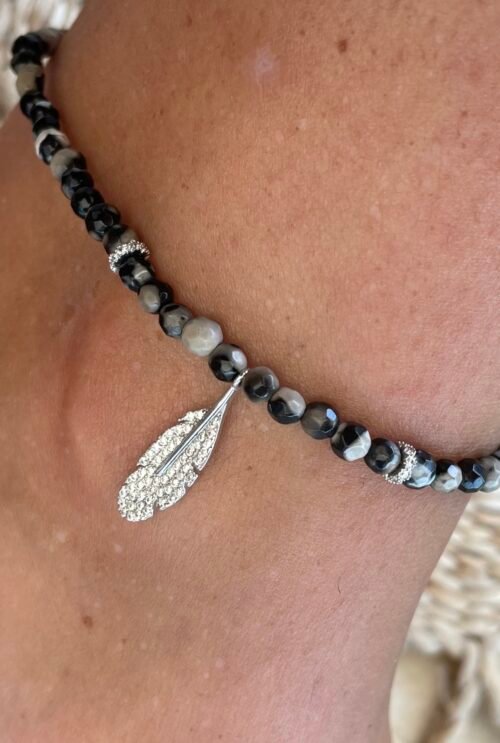 צמיד רגל חרוזים שחורים בשילוב נוצה