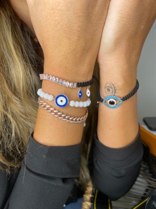 Alternative view of צמיד חרוזים לבנים עם עין כחולה עגולה