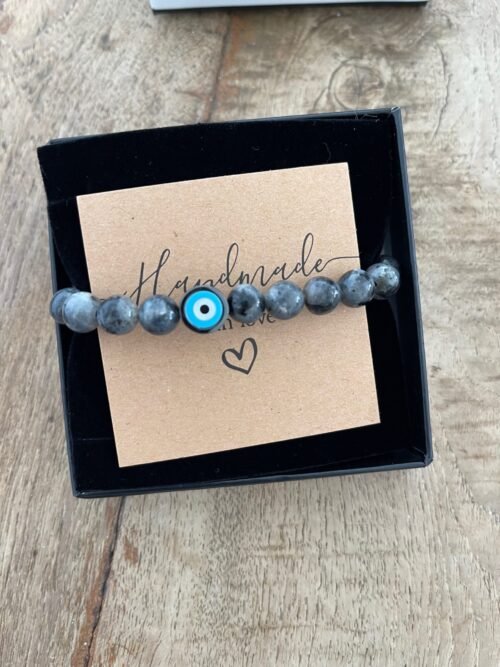 צמיד חרוזים אפורים עם עין טורקיז