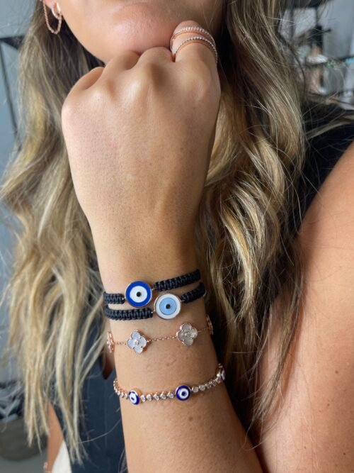 Alternative view of צמיד חוט שחור עם עין כחולה