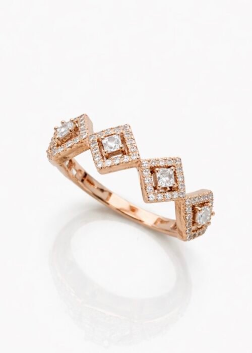 טבעת מעוינים משובצת