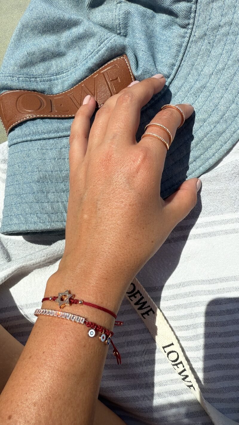 ⁦צמיד חוט בורדו עם טניס בגטים ועיניים נופלות⁩ – תמונה ⁦7⁩