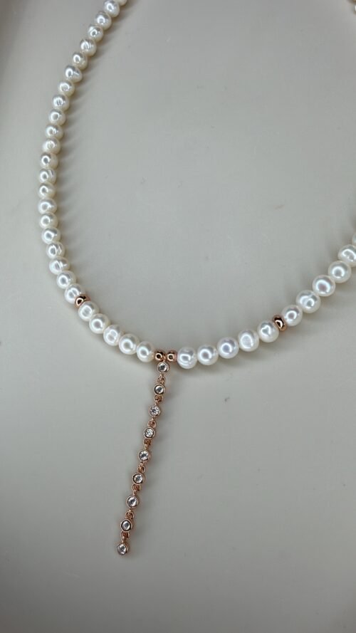 Alternative view of שרשרת פנינים בשילוב זרקונים נופלים