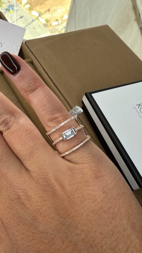 Alternative view of טבעת 3 פסים עם אבן באגט