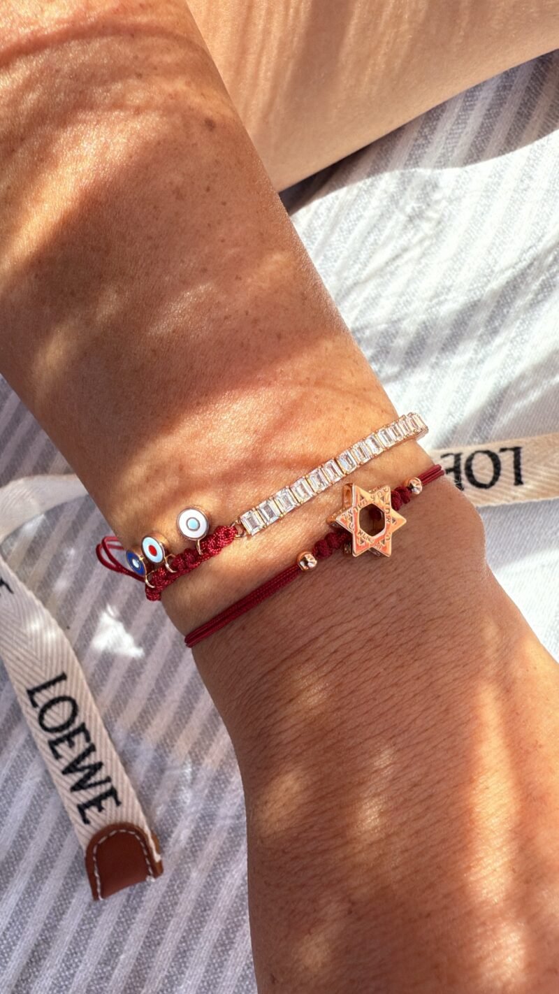 ⁦צמיד חוט בורדו עם טניס בגטים ועיניים נופלות⁩ – תמונה ⁦8⁩