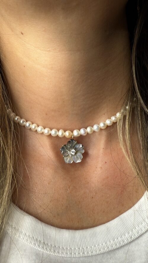 Alternative view of שרשרת פנינים בשילוב פרח שחור