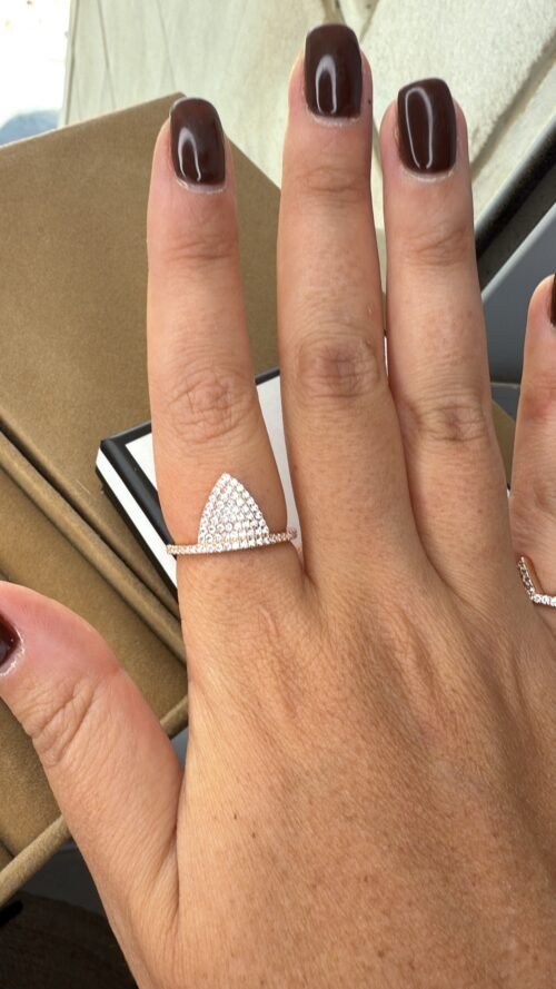 Alternative view of טבעת משולש שפיץ משובצת