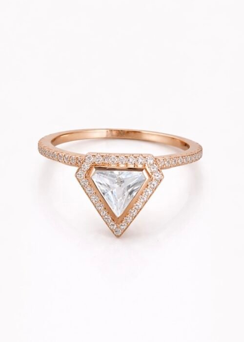 טבעת משולש משובצת