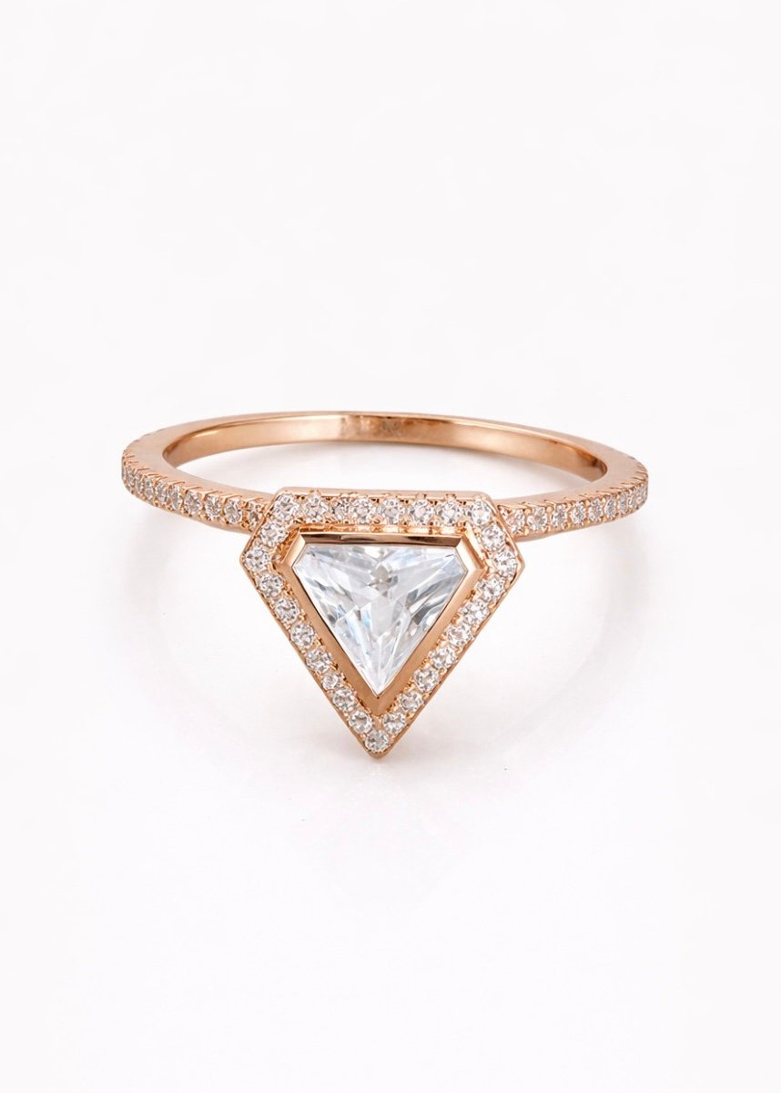 טבעת משולש משובצת