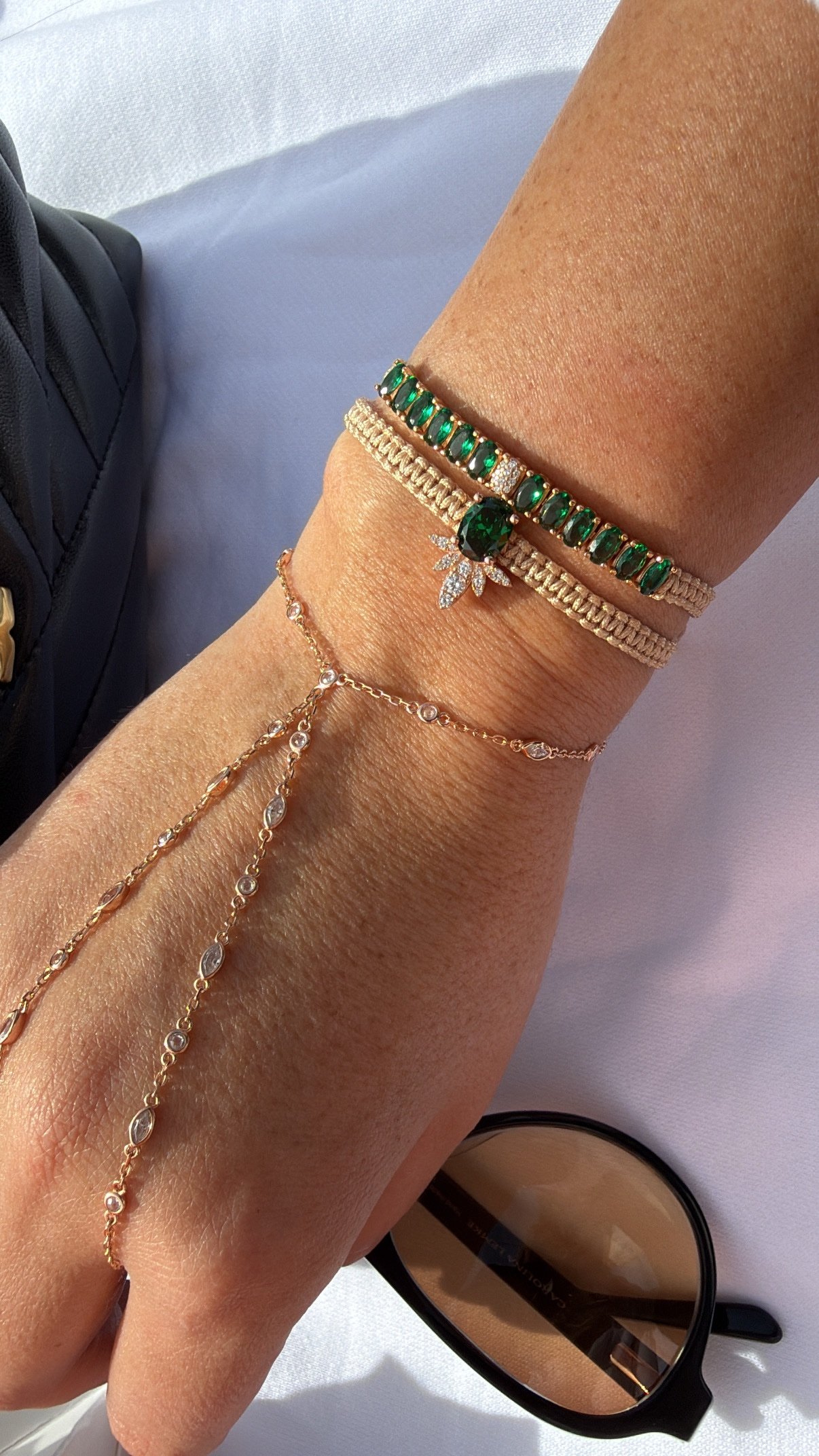 צמיד חוט רקום עם לוטוס אמרלד – תמונה 2