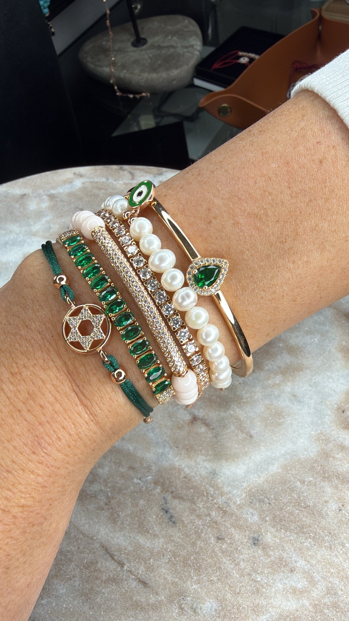 צמיד חוט עם טניס אמרלד משובץ – תמונה 4