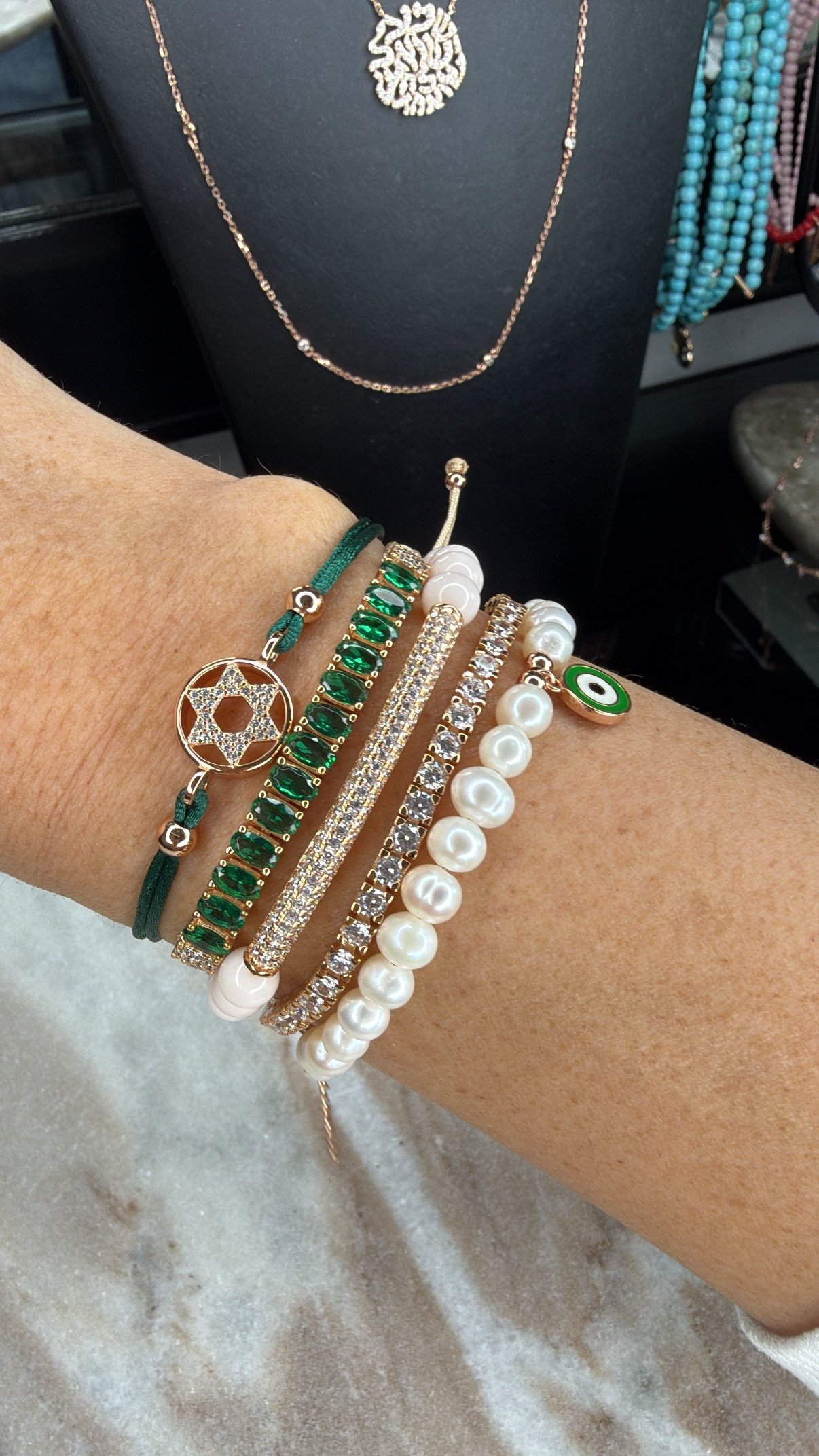 צמיד חוט עם טניס אמרלד משובץ – תמונה 2