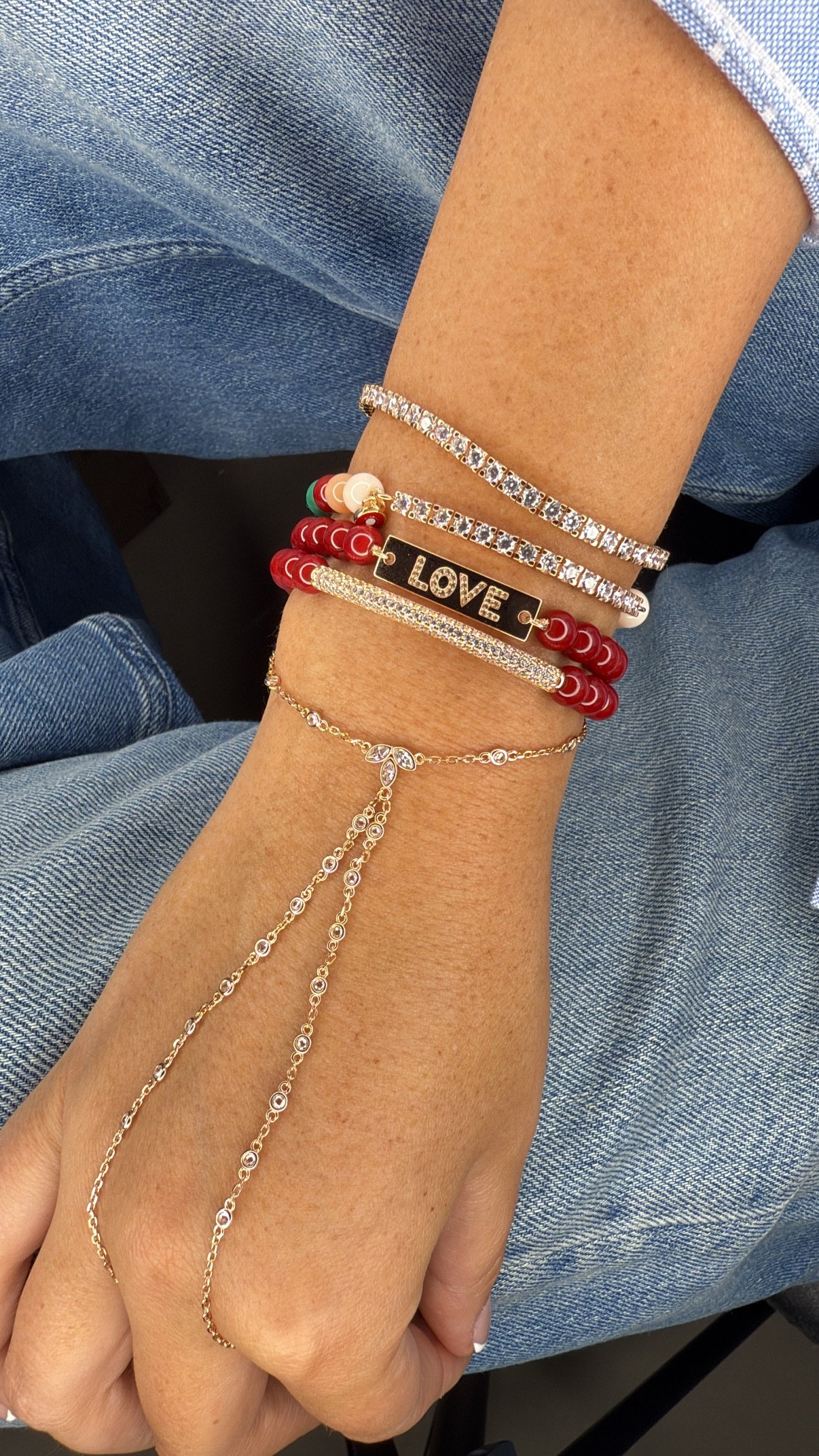 צמיד חרוזים בורדו עם פלטה משובצת – תמונה 3