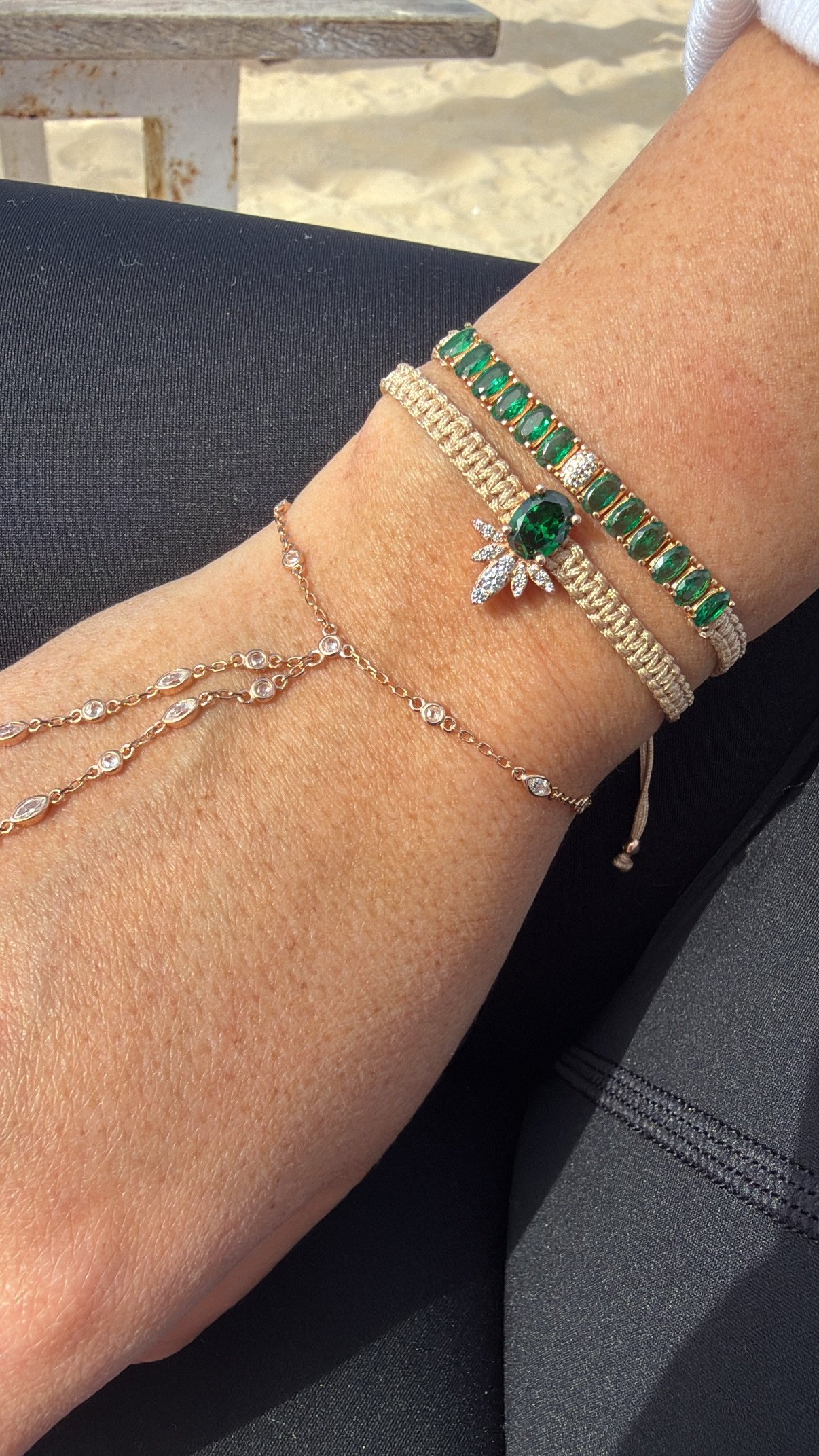 צמיד חוט רקום עם לוטוס אמרלד – תמונה 4