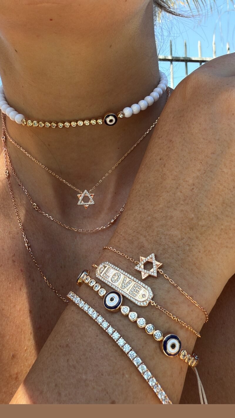 ⁦שרשרת קולר חרוזים לבנים עם טניס ועין כחולה⁩ – תמונה ⁦5⁩