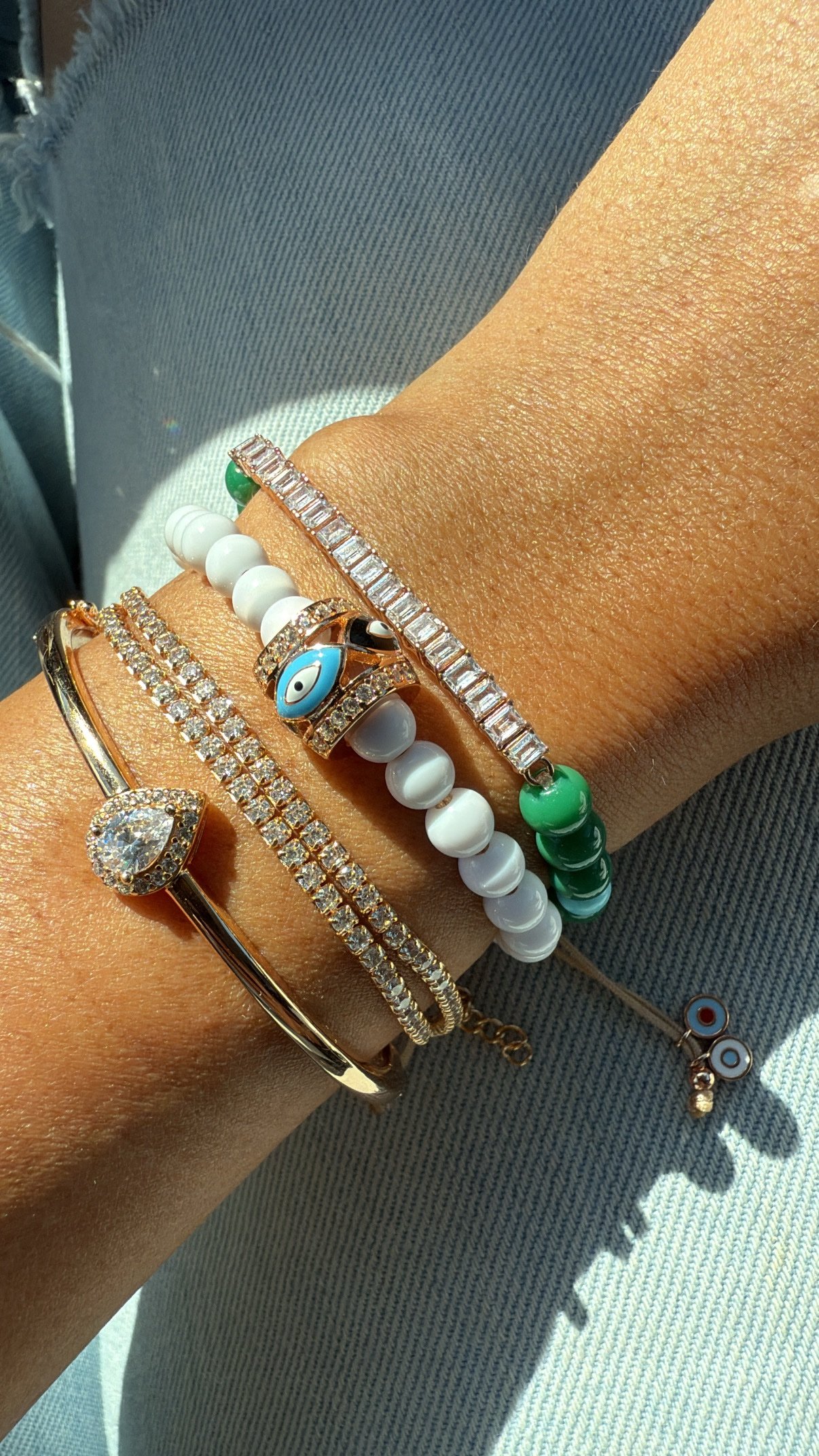 צמיד חרוזים לבנים עם חרוז עיניים צבעוניות משובץ – תמונה 2