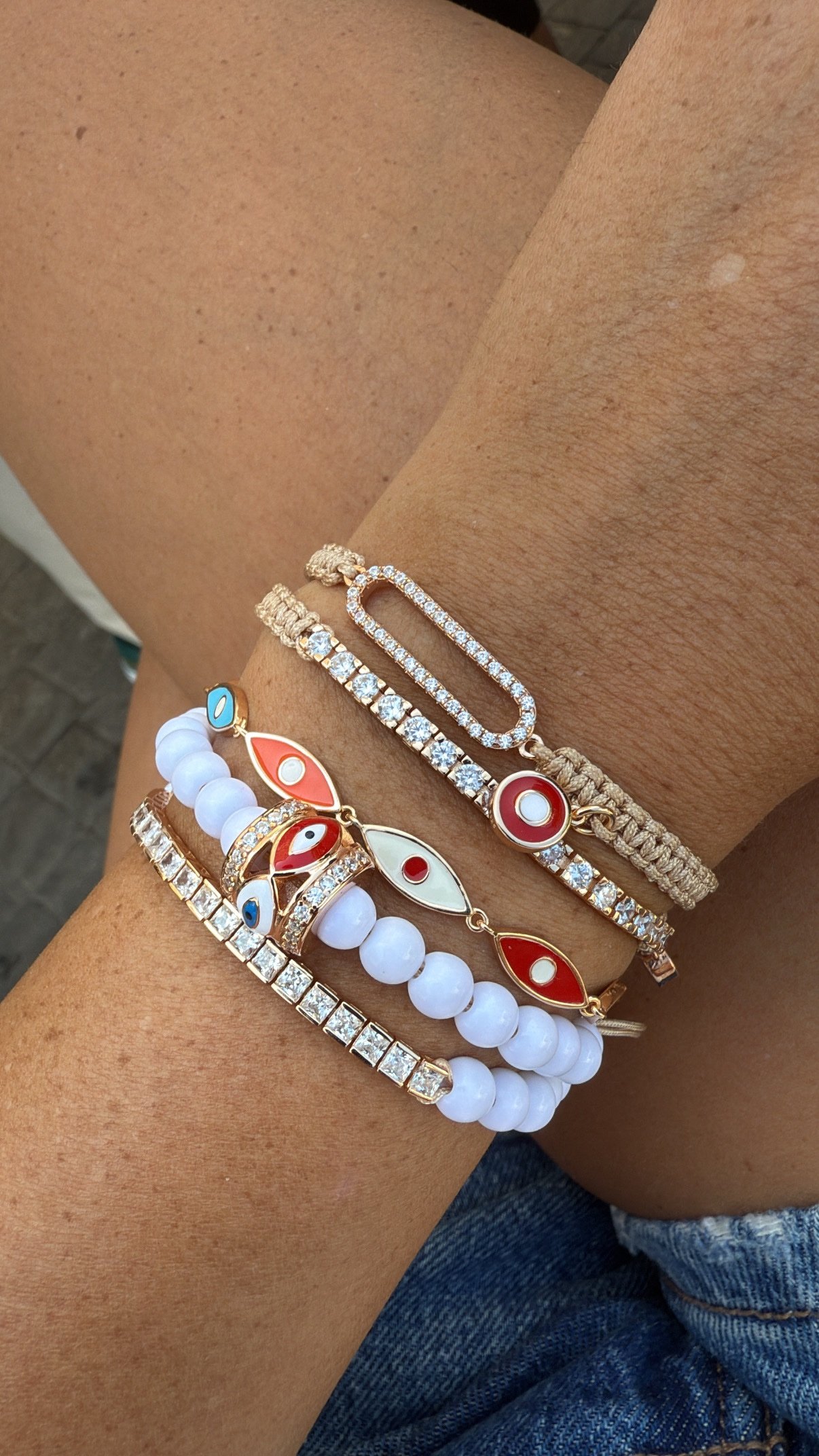 צמיד חרוזים לבנים עם חרוז עיניים צבעוניות משובץ – תמונה 4