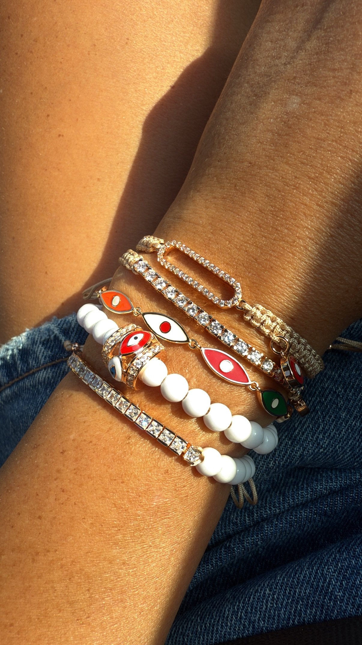 צמיד חרוזים לבנים עם חרוז עין צבעונית – תמונה 2