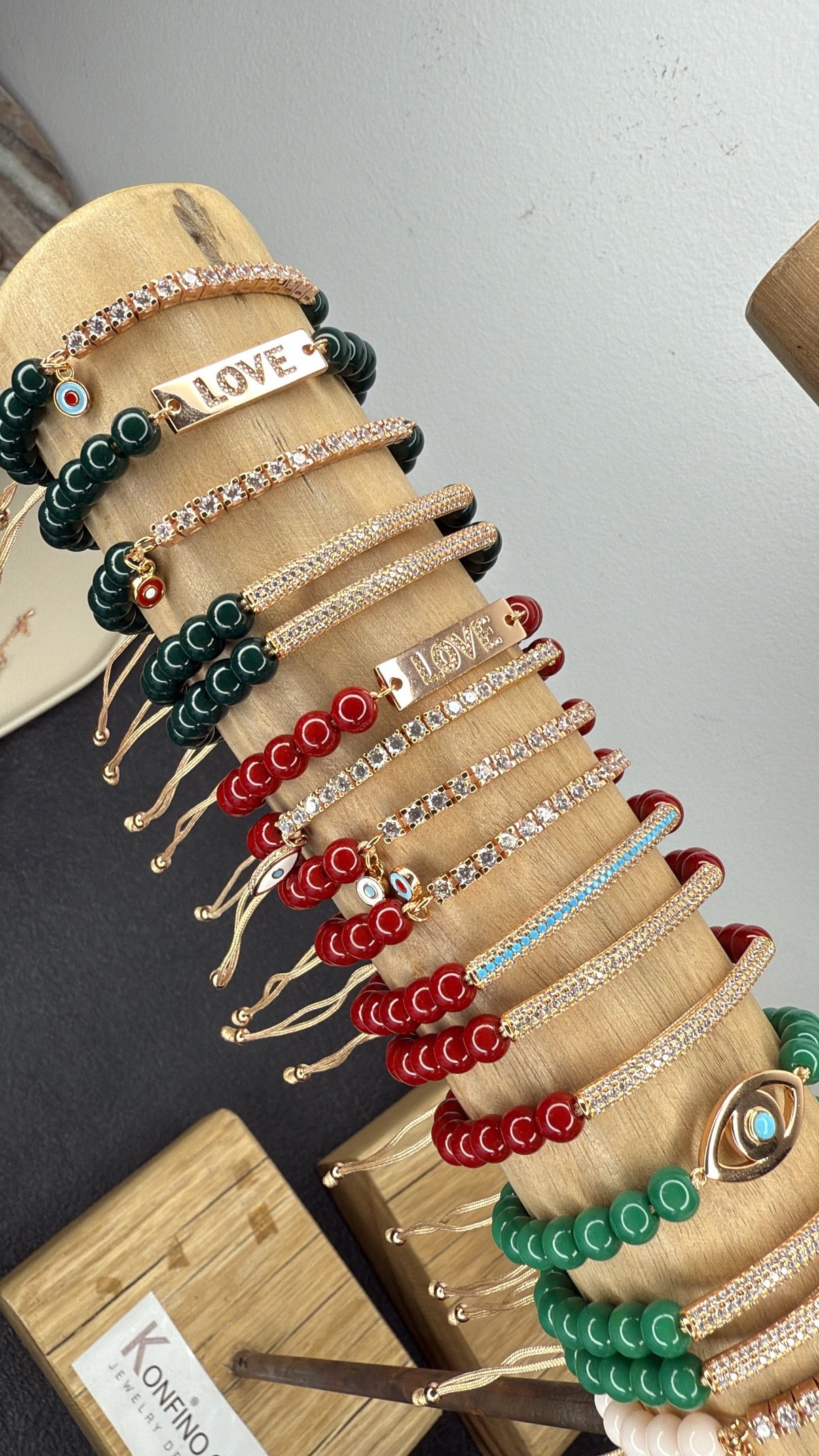 צמיד חרוזים בורדו עם טניס ועין נופלת – תמונה 2