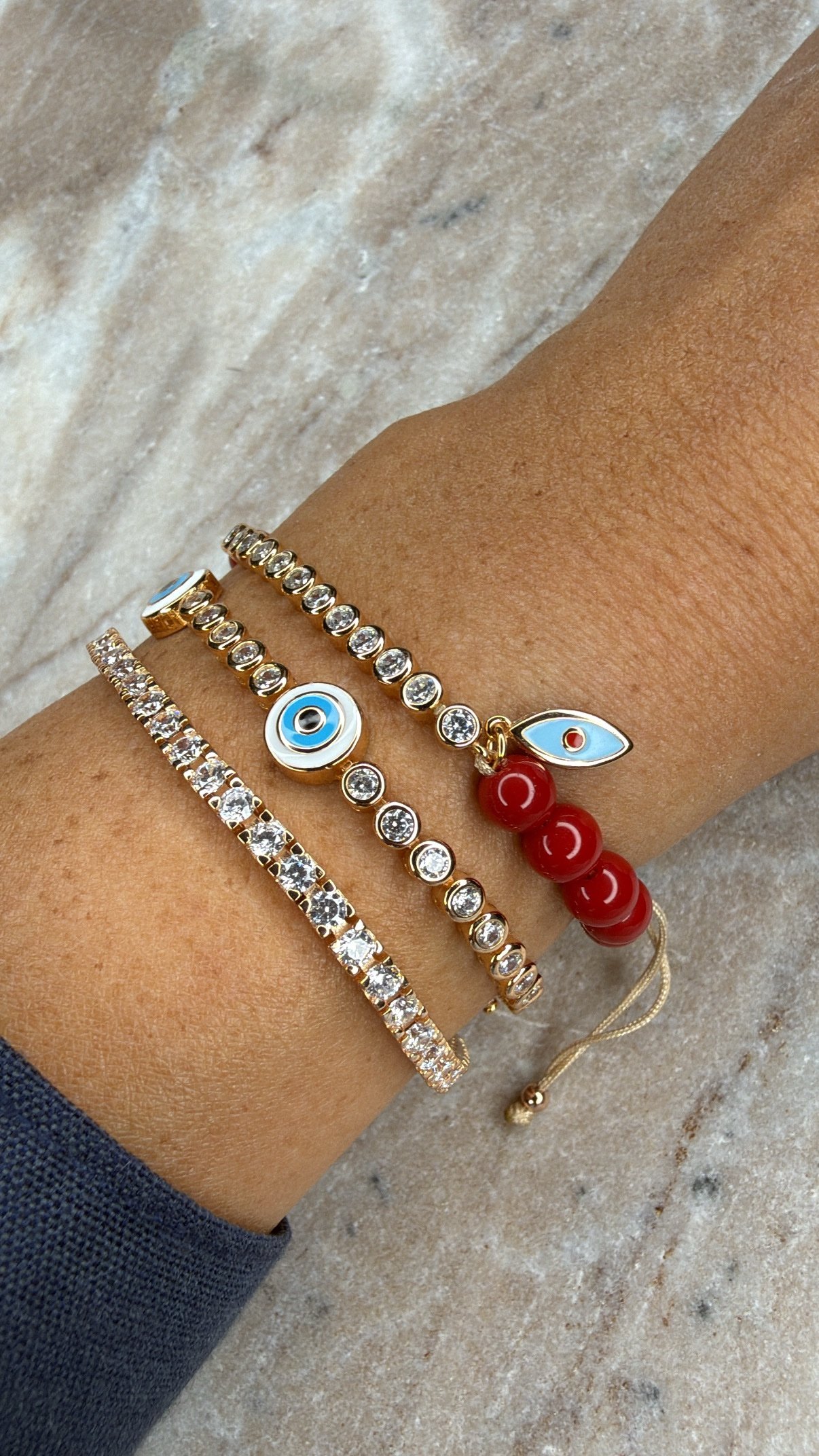 צמיד חרוזים אדומים עם טניס ועין נופלת – תמונה 3