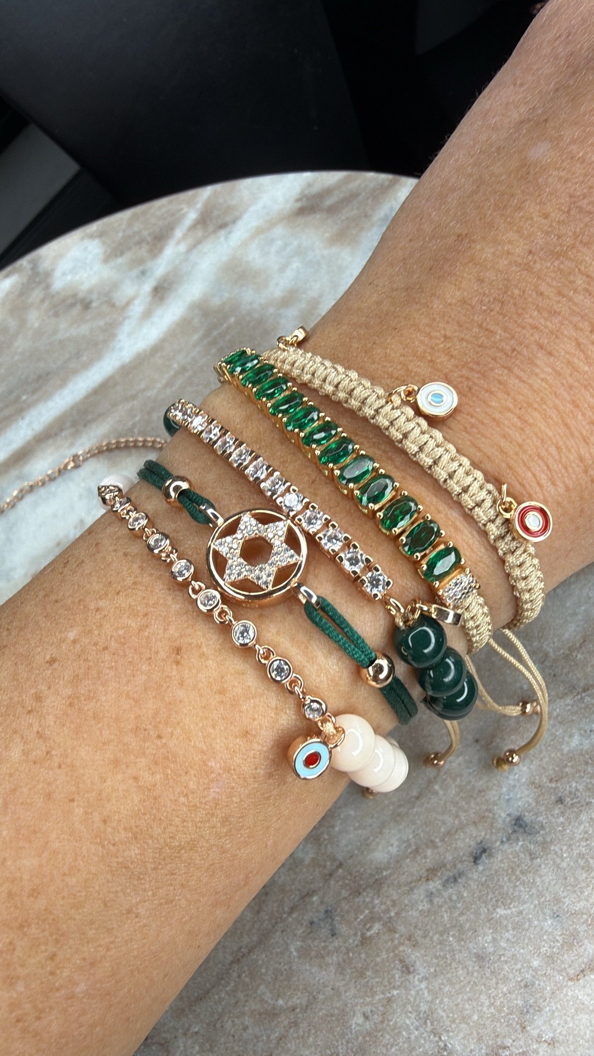 צמיד חוט טבעי רקום עם עיניים צבעוניות – תמונה 2