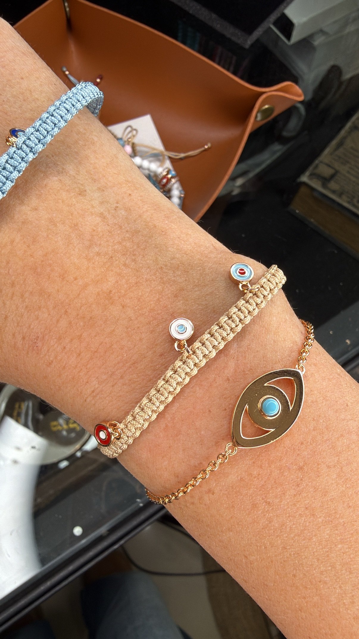 צמיד חוט טבעי רקום עם עיניים צבעוניות – תמונה 3