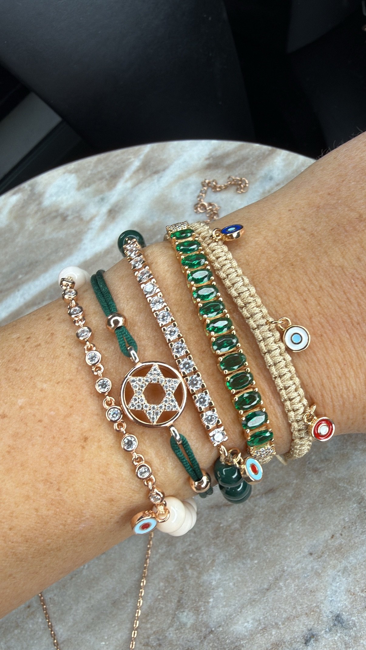 צמיד חוט טבעי רקום עם עיניים צבעוניות – תמונה 5