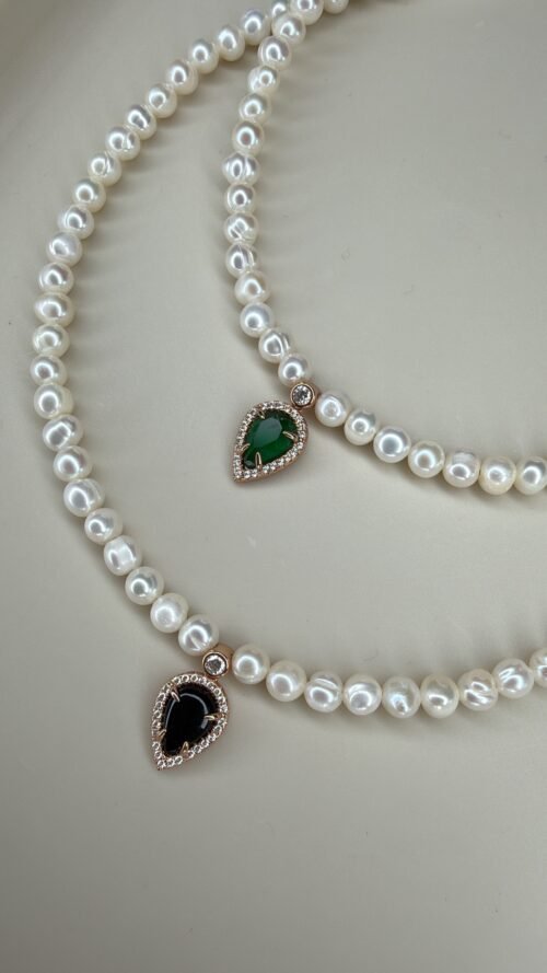 Alternative view of שרשרת פנינים עם טיפה ירוקה