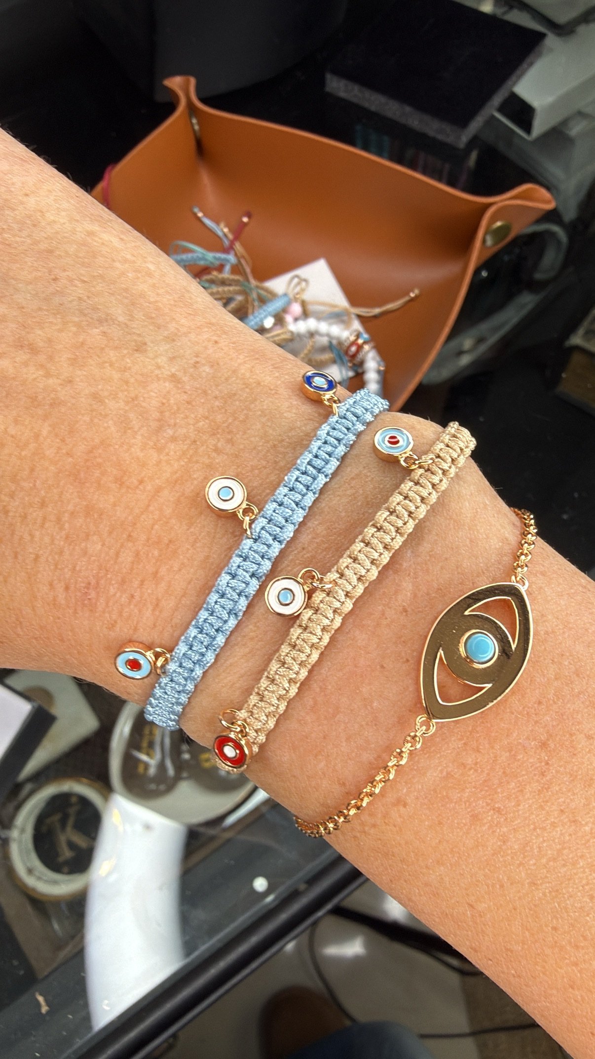 צמיד חוט טבעי רקום עם עיניים צבעוניות – תמונה 4